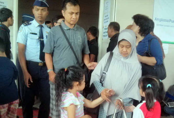 Người nhà nạn nhân trước khu cầu nguyện tại sân bay - Ảnh: Lê Nam