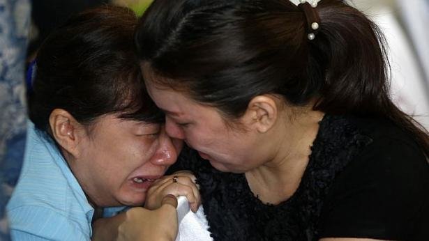 Người thân hành khách khóc thảm thiết tại trung tâm ở sân bay Surabaya, nơi hàng trăm người thân các hành khách đang tập trung - Ảnh: Reuters
