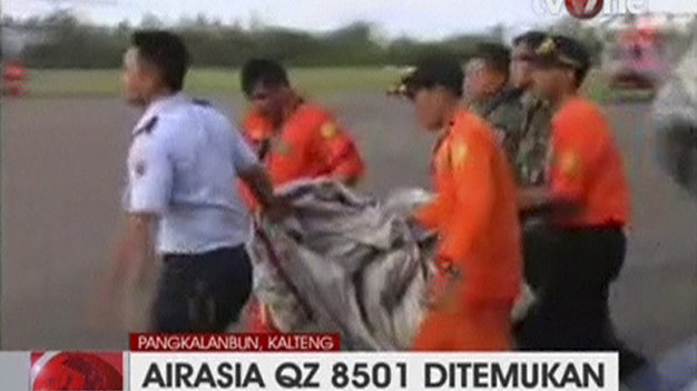 Các nhân viên cứu hộ Indonesia đưa một số mảnh vỡ máy bay tới thị trấn Pangkalan Bun - Ảnh: Reuters