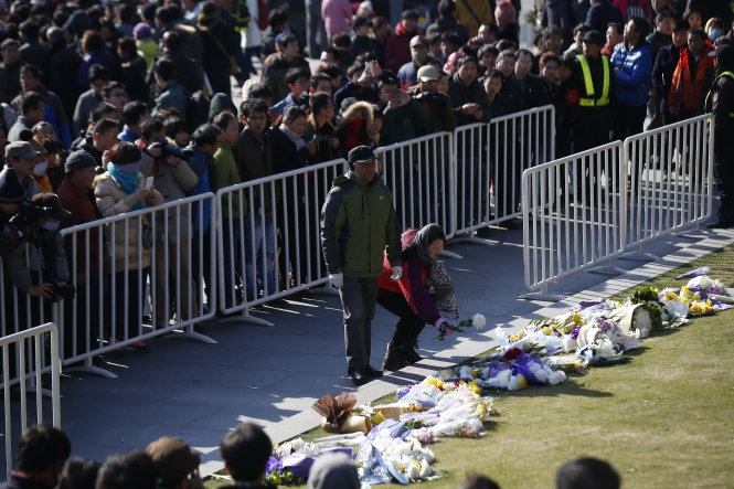 Người dân Thượng Hải đặt hoa viếng các nạn nhân thiệt mạng trong thảm họa giẫm đạp đêm qua - Ảnh: Reuters