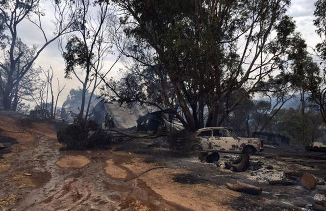 Một căn nhà bị cháy rụi hôm 3-1 tại Úc (Reuters)