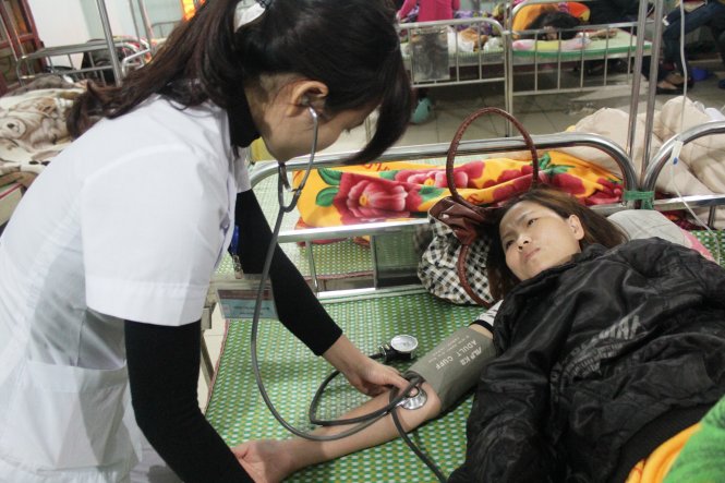 Các bác sĩ, y tá nỗ lực cấp cứu cho các công nhân bị ngộ độc - Ảnh: Doãn Hoà