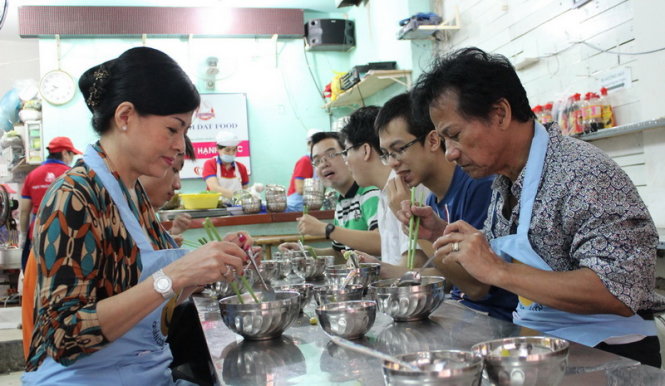 Vợ chồng ca sỹ Chế Linh ăn trưa cùng với đội tình nguyện quán cơm Nụ cười (Ảnh: Mai Hoa)