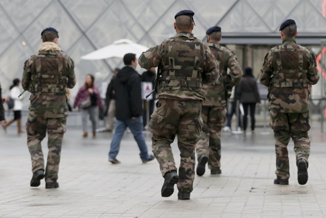 Binh sĩ Pháp tuần tra gần viện bảo tàng Louvre ở Paris sau vụ thảm sát ở tòa soạn tạp chí Charlie Hebdo Ảnh: Reuters