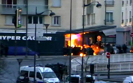 Vụ nổ tại siêu thị Kosher ở Paris khi cảnh sát xông vào tấn công - Ảnh: Telegraph