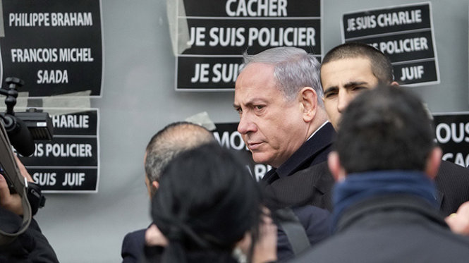 Thủ tướng Israel Benjamin Netanyahu đến thăm siêu thị Do Thái bị khủng bố tấn công - Ảnh: Reuters