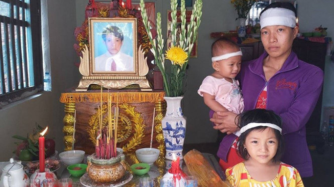 Vợ và hai con bên di ảnh anh Trần Thanh Sang