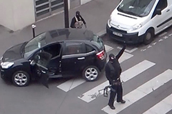 Hai hung thủ thực hiện vụ thảm sát tại tòa soạn tạp chí Charlie Hebdo trong bức ảnh do máy quay an ninh chụp, mới được nhà chức trách Pháp công bố - Ảnh: Reuters