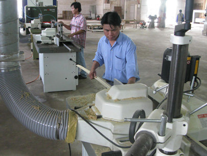 Sản xuất đồ gỗ gia dụng vào hoạt động tại một nhà máy ở Q.8, TP.HCM - Ảnh: T.T