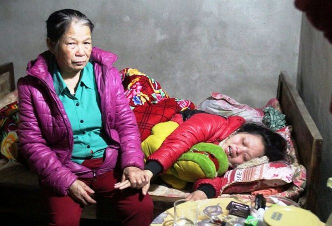 Mẹ bé Phương Anh khóc ngất khi biết tin con tử vong ở trường mầm non - Ảnh: D.Hoà 
