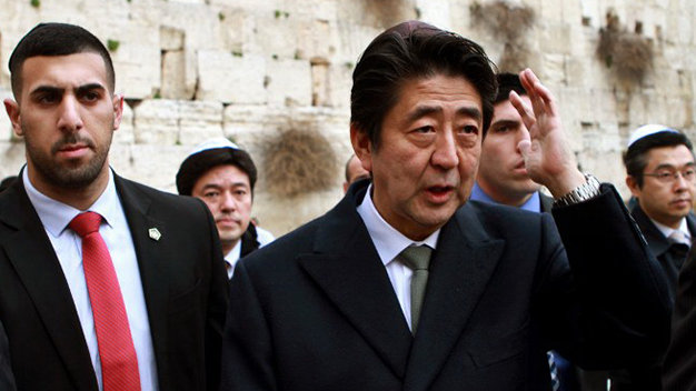 Thủ tướng Nhật Shinzo Abe thăm thành phố Jerusalem Ảnh: AFP
