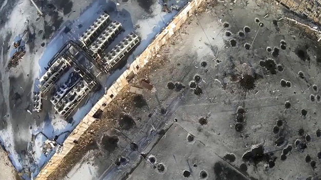 Hình chụp từ máy bay không người lái cho thấy cảnh sân bay Donetsk bị đạn pháo tàn phá - Ảnh: Reuters