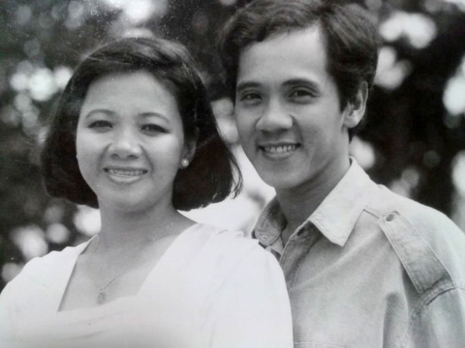 Nghệ sĩ Thành Lộc và chị gái - nghệ sĩ Bạch Lựu - tại sân khấu 5B Võ Văn Tần năm 1988 - Ảnh tư liệu gia đình