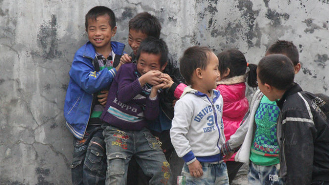 Một bé gái chơi đùa cùng nhiều bé trai trong một trường học ở Hồ Nam, Trung Quốc - Ảnh: China.org