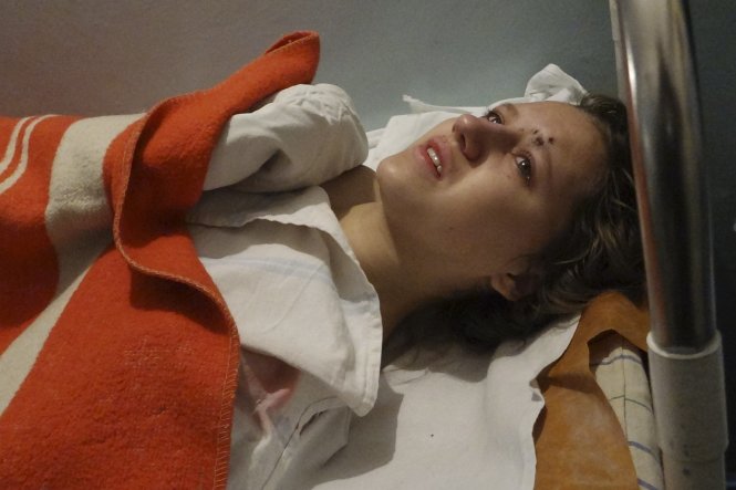 Một phụ nữ bị thương trong bệnh viện Mariupol ngày 24-1 (Reuters)