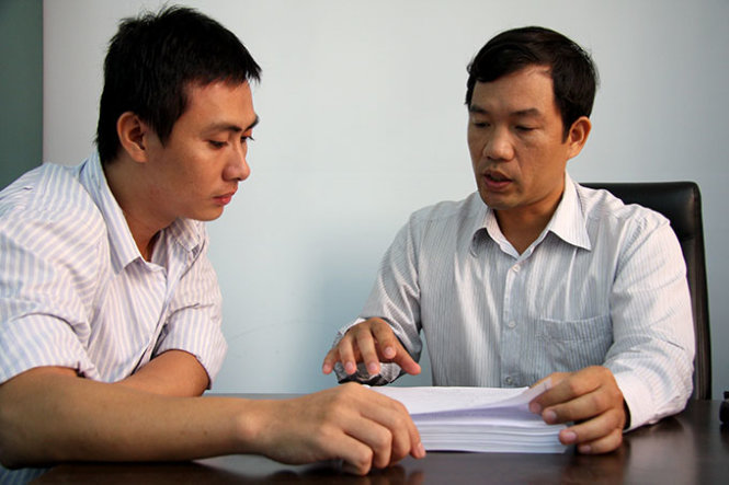 PGS.TS Lê Văn Cảnh (phải) hướng dẫn một nghiên cứu sinh -  Ảnh: Trần Huỳnh