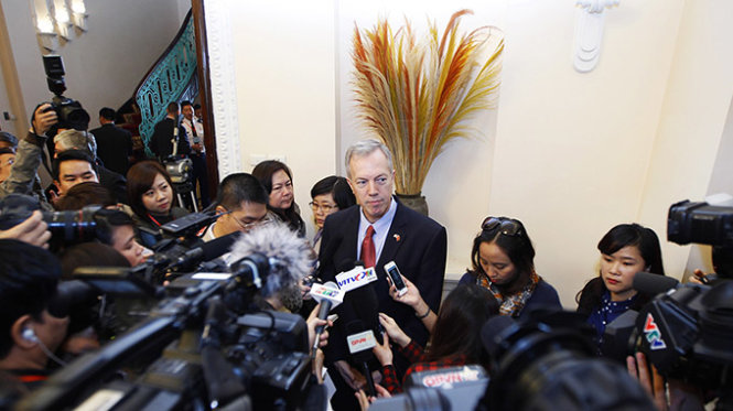 Đại sứ Mỹ tại Việt Nam Ted Osius trả lời câu hỏi của các phóng viên bên lề buổi hội thảo - Ảnhh: Nguyễn Khánh