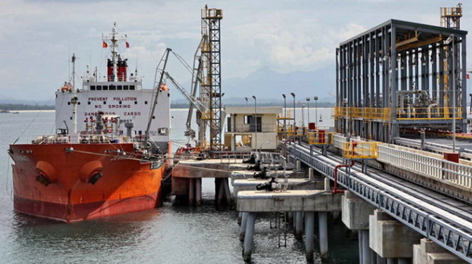 Tàu vào nhận sản phẩm tại cảng của một nhà máy lọc dầu - Ảnh: Thanh Long