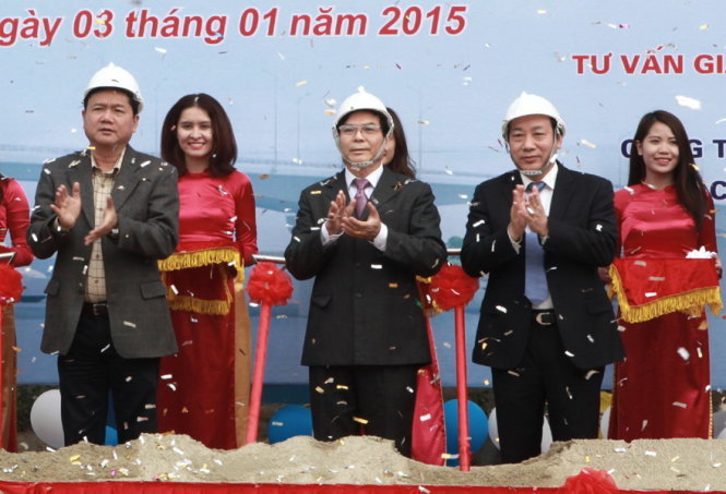 Bộ trưởng Đinh La Thăng (bìa trái), thứ trưởng Nguyễn Hồng Trường (bìa phải) cùng lãnh đạo Hải Dương làm thủ tục phát lệnh khởi công hai cầu Tràng Thưa và Cống Neo - Ảnh: T.Phùng