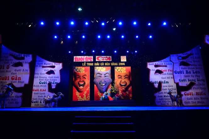 Toàn cảnh sân khấu lễ trao giải Cù nèo vàng 2014 tại sân khấu Lân Anh, Q.10, TP.HCM tối 30-1 - Ảnh: Quang Định
