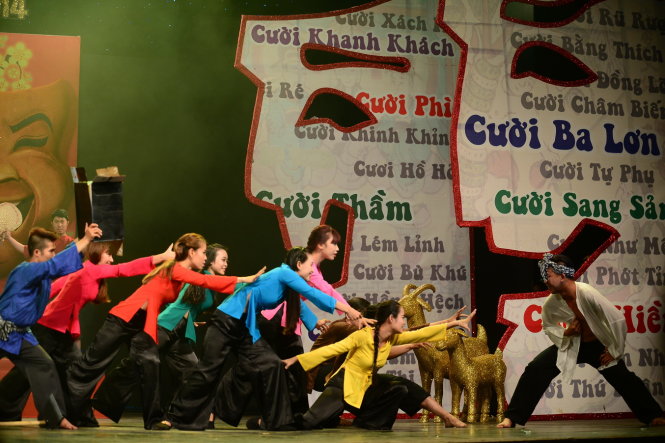 Tiết mục múa :Rộn ràng tiếng cười Việt mở màn lễ trao giải Cù nèo vàng 2014 tại sân khấu Lân Anh, Q.10, TP.HCM tối 30-1 - Ảnh: Quang Định