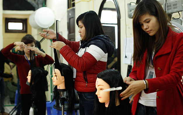 Học viên học nghề cắt tóc tại Trung tâm REACH - Ảnh: Nguyễn Khánh