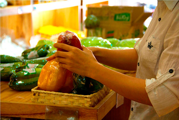Người tiêu dùng có thể tự chọn rau củ quả theo ý thích - Ảnh: Thành Nhân