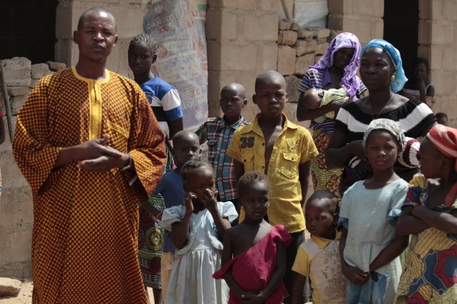 Một gia đình đã chạy thoát khỏi các cuộc tấn công của Boko Haram ở cả Michika và Cameroon đang lánh nạn tại một ngôi nhà ở Adamawa - Ảnh: Reuters