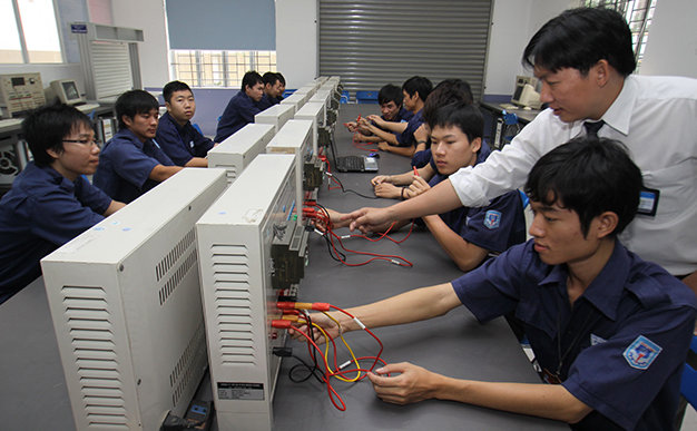 Các trường cao đẳng đang không biết thuộc về bộ nào. Trong ảnh: một buổi thực hành của sinh viên khoa điện - điện tử Trường cao đẳng Kinh tế kỹ thuật Phú Lâm (TP.HCM) - Ảnh: Như Hùng
