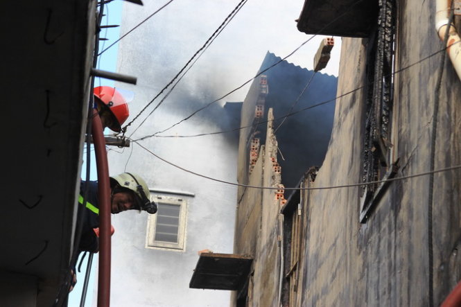 * Sáng 3-2, ngọn lửa bùng phát dữ dội đã thiêu rụi căn nhà hai tầng tại địa chỉ 196/30 Nguyễn Thượng Hiền (P.5, Q.Phú Nhuận, TP.HCM). 