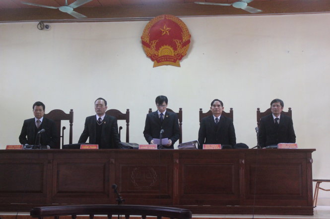 Hội đồng xét xử công bố lý do hoãn phiên tòa