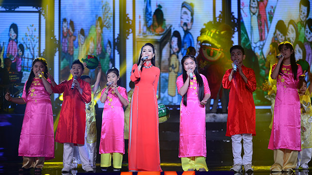 Ca sĩ Cẩm Ly cùng các học trò trình diễn ca khúc Tết đoàn viên trong đêm chung kết cuộc thi Vợ chồng mình hát tối 5-2 - Ảnh: Quang Định