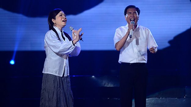 Cặp đôi Lê Bá Thông và Cao Thị Kim Dung trình diễn ca khúc Gánh hàng rong trong đêm chung kết cuộc thi Vợ chồng mình hát tối 5-2 - Ảnh: Quang Định
