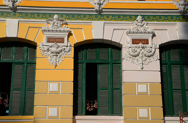Phía trước (bên phải từ trước nhìn vào) Tòa nhà Bưu điện TP.HCM được sơn thử lại màu sơn khác - Ảnh: Hữu Khoa
