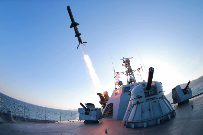  Tàu chiến CHDCND Triều Tiên bắn tên lửa - Ảnh: KCNA/Reuters