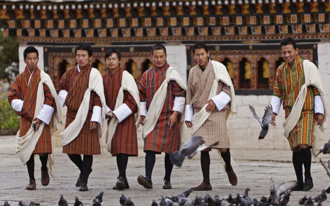 Trang phục truyền thống Gho của nam giới và Kira của phụ nữ, Bhutan - Ảnh: Rough Guides