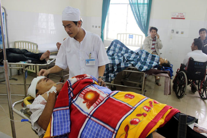 Các nạn nhân đang được cấp cứu tại bệnh viện Đa khoa Quảng Ngãi - Ảnh: Trần Mai.
