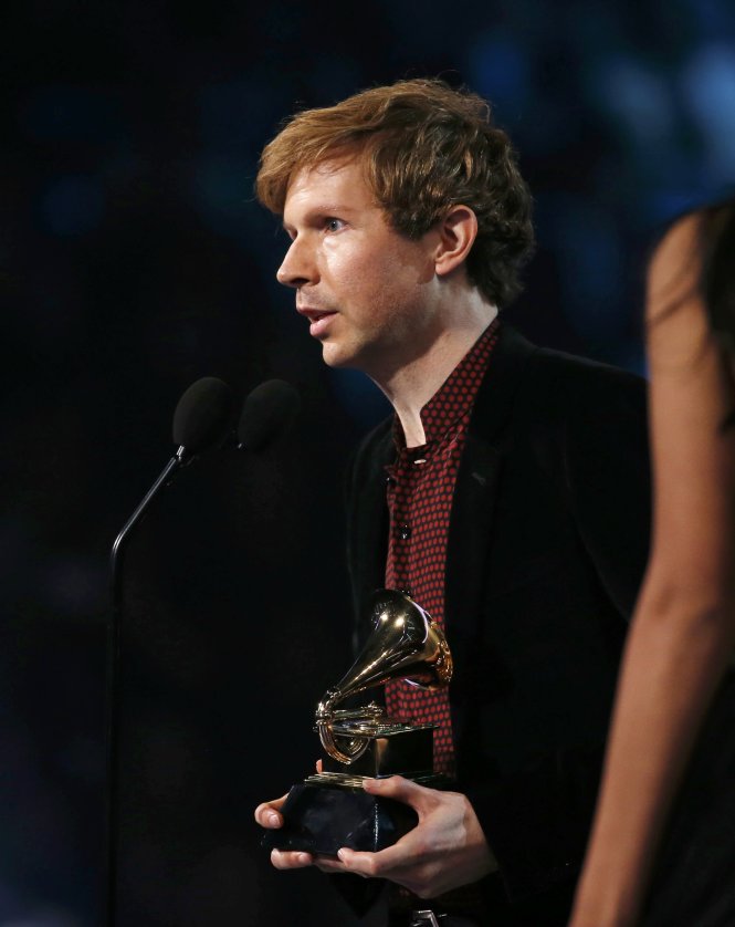 Ca sĩ Beck nhận giải Grammy trên sân khấu - Ảnh: Reuters