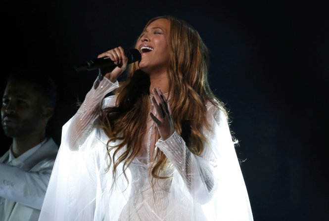 Nữ ca sĩ Beyonce đang trình bày ca khúc “Take My Hand” trên sân khấu Grammy - Ảnh: Reuters