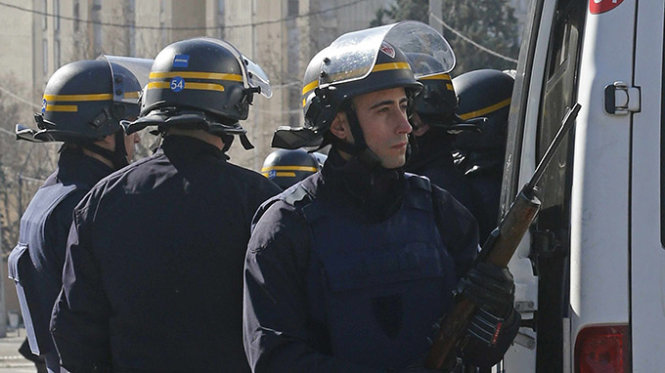 Cảnh sát Pháp phong tỏa khu dự án nhà ở sau vụ xả súng - Ảnh: Reuters -- 