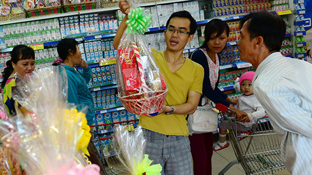 Sắm giỏ quà tết tại hệ thống Saigon Co.op - Ảnh: Q.Định