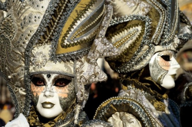 Lễ hội hóa trang “mặt nạ” đậm chất Venice - Ảnh: Guardian