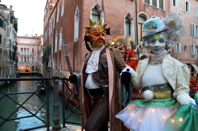Những người tham gia lễ hội hóa trang tại quảng trường St Mark's, Venice - Ảnh: Guardian
