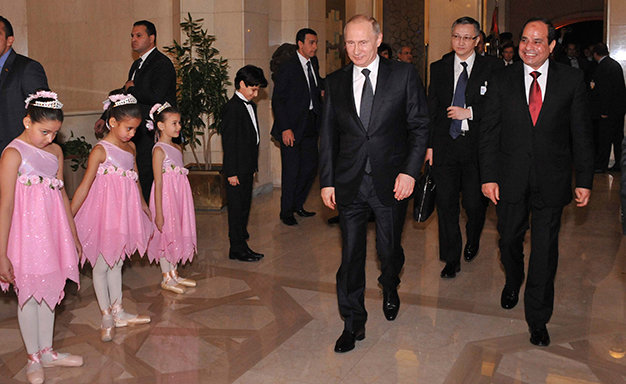 Tổng thống Nga Putin cùng Tổng thống Ai Cập Abdel (bìa phải) đến xem opera ở thủ đô Cairo tối 9-2 - Ảnh: Reuters