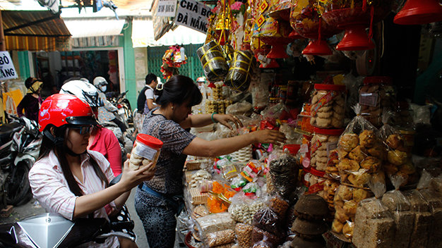 Đặc sản miền Trung với hàng trăm chủng loại được bày bán tại chợ Bà Hoa - Ảnh: N.Trí