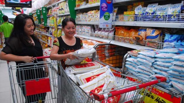 Khách hàng mua sắm tại siêu thị Big C Hoàng Văn Thụ, Q.Phú Nhuận, TP.HCM - Ảnh: Hoàng Thạch Vân