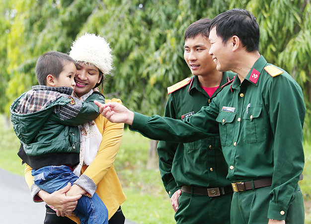 Chị Đặng Thị Hồng Ngọc và con trai từ Nghệ An tìm đến lữ đoàn công binh 293 (TP Cam Ranh, tỉnh Khánh Hòa) để cảm ơn các ân nhân - Ảnh: Mai Vinh