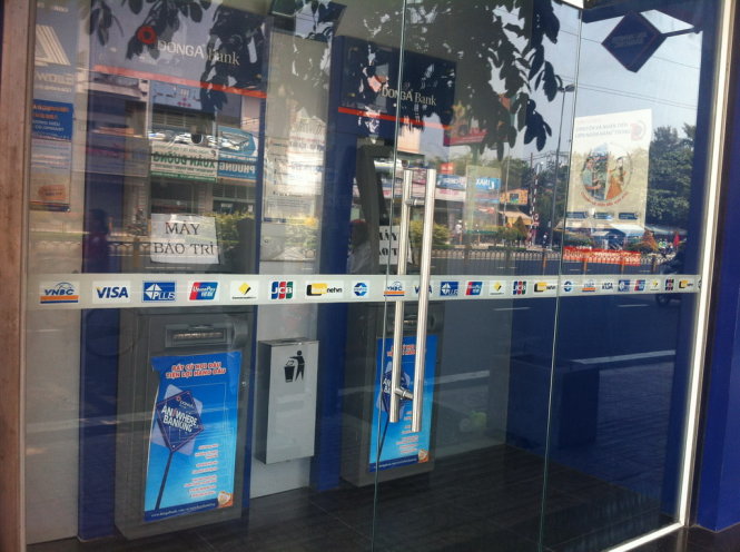Hai máy ATM khu vực Công viên Phú Lâm, Q.6 treo thông báo chờ bảo trì - Ảnh: Lê Sơn