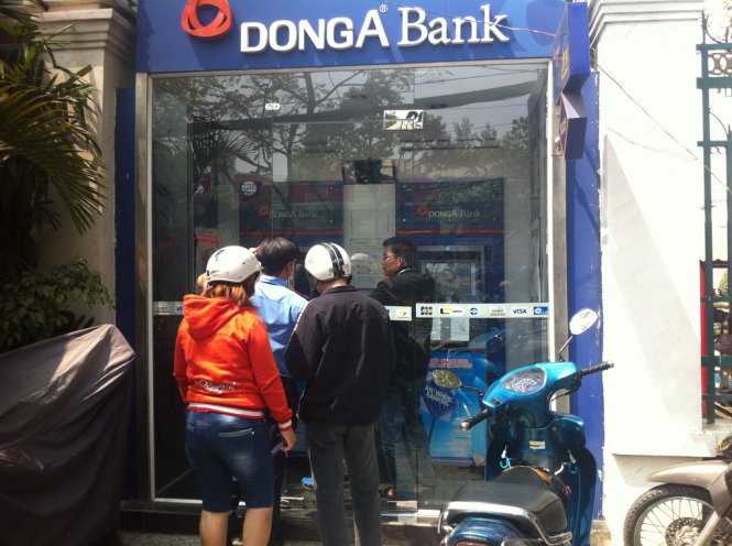 Chờ rút tiền tại ATM trên đường Nguyễn Văn Luông Q.6 - Ảnh: Lê Sơn