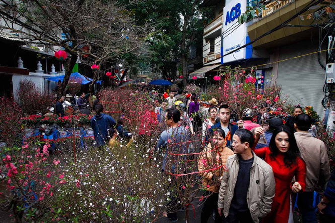 	Dòng người nhộn nhịp đông đúc đi mua sắm Tết trên phố Hàng Lược - Ảnh: Nguyễn Khánh